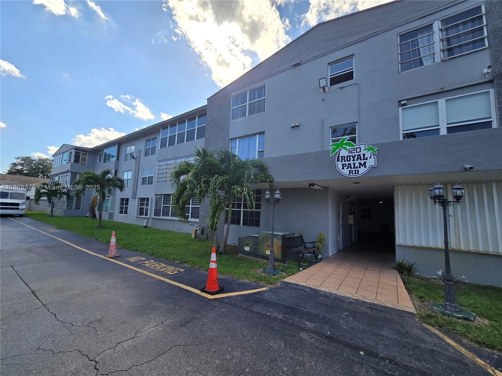 120 Royal Palm Rd 209, Hialeah Gardens