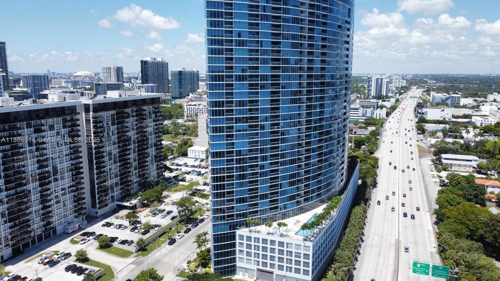 601 Ne 36th St 2005, Miami