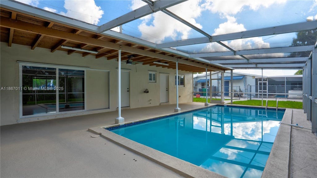 8942 Sw 16th St, Miami