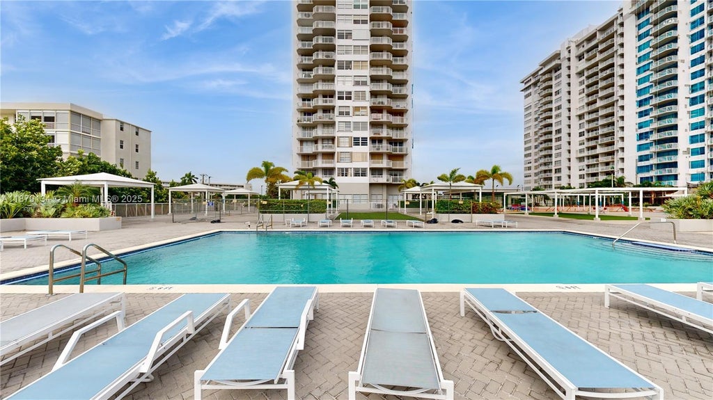 18011 Biscayne Blvd 903, Aventura