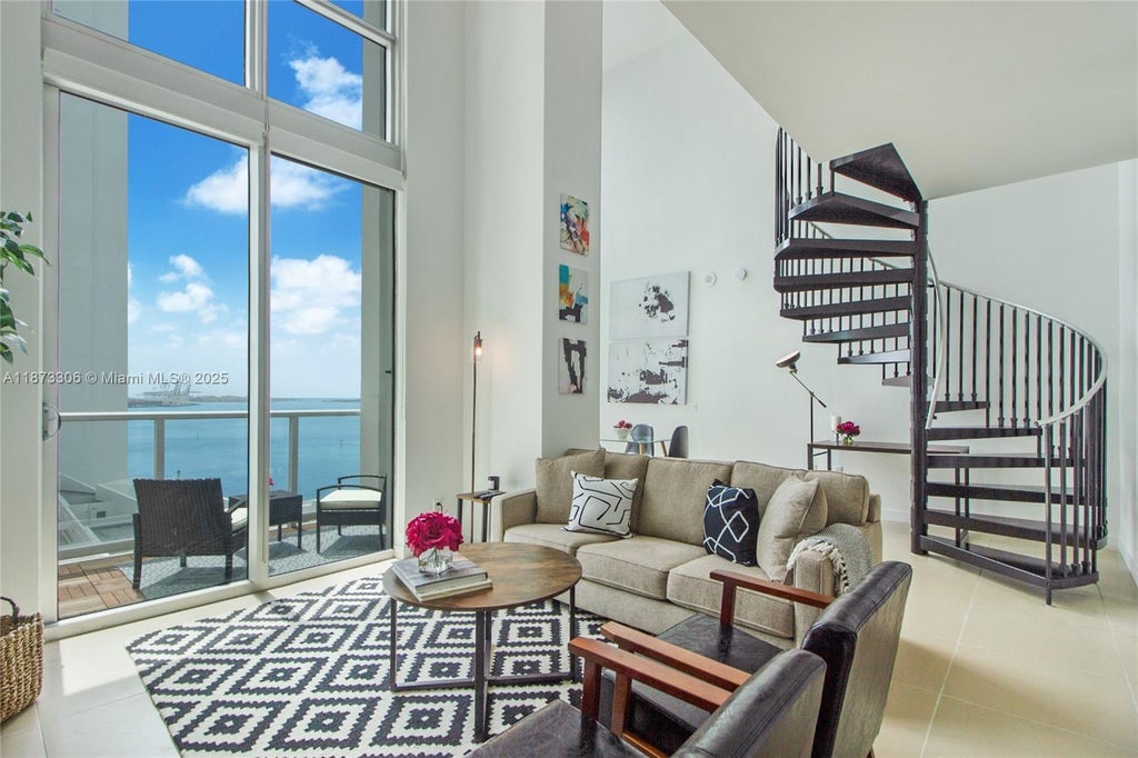 300 S Biscayne Blvd L-1228, Miami