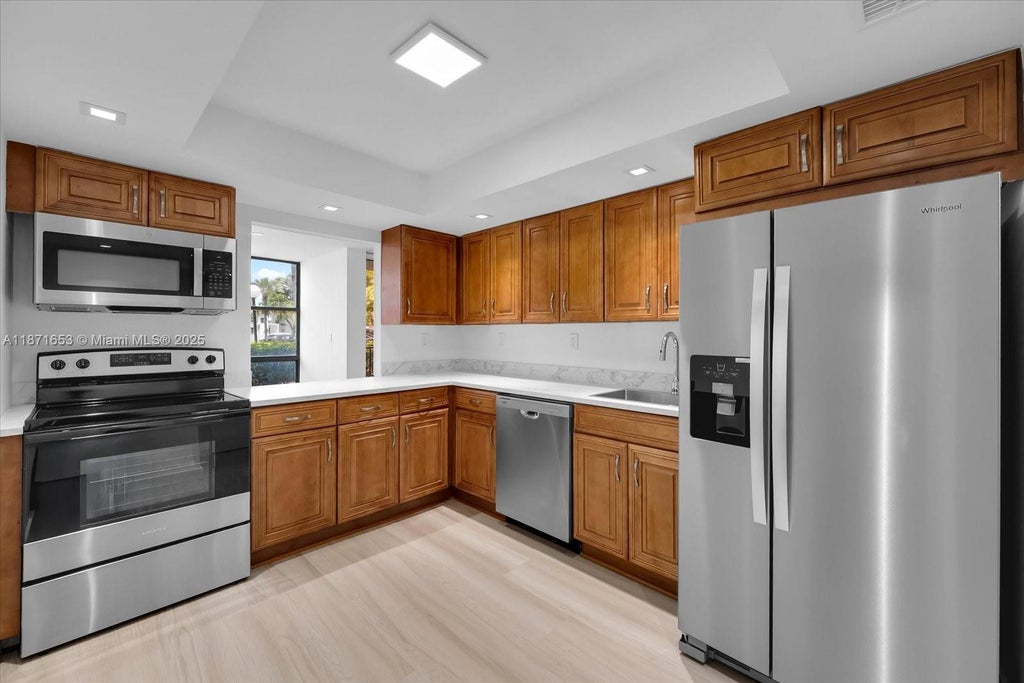 1000 Parkview Dr 129, Hallandale Beach