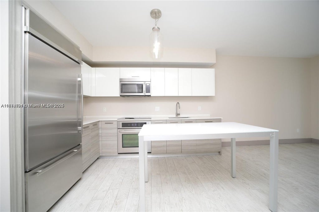 1300 Brickell Bay Dr 1006, Miami