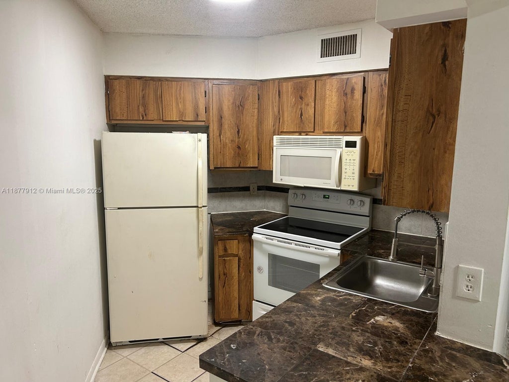 210 Lake Pointe Dr 201, Oakland Park