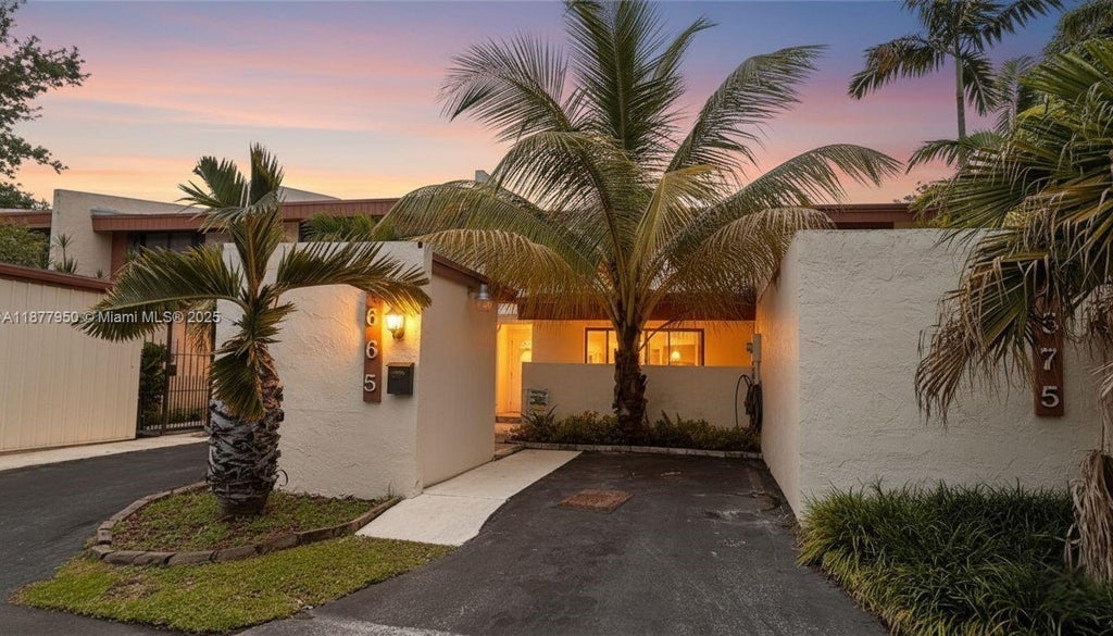 7665 Sw 106th Ave -, Miami