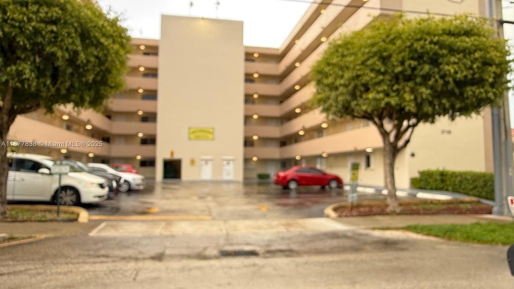 2735 W 52nd St 104, Hialeah