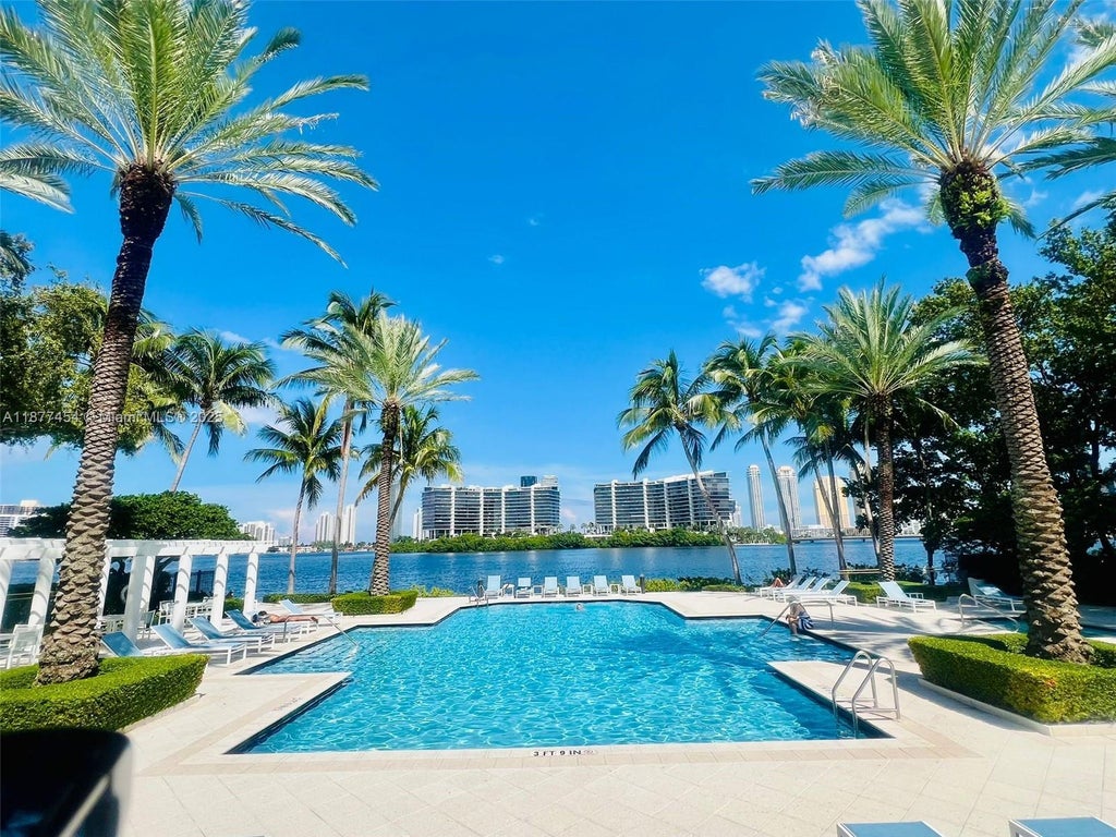 3235 Ne 184th St 11203, Aventura