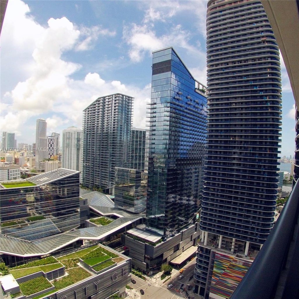 55 Sw 9th St 2810, Miami