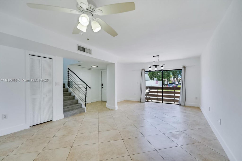 8236 Nw 8th St 8236, Miami