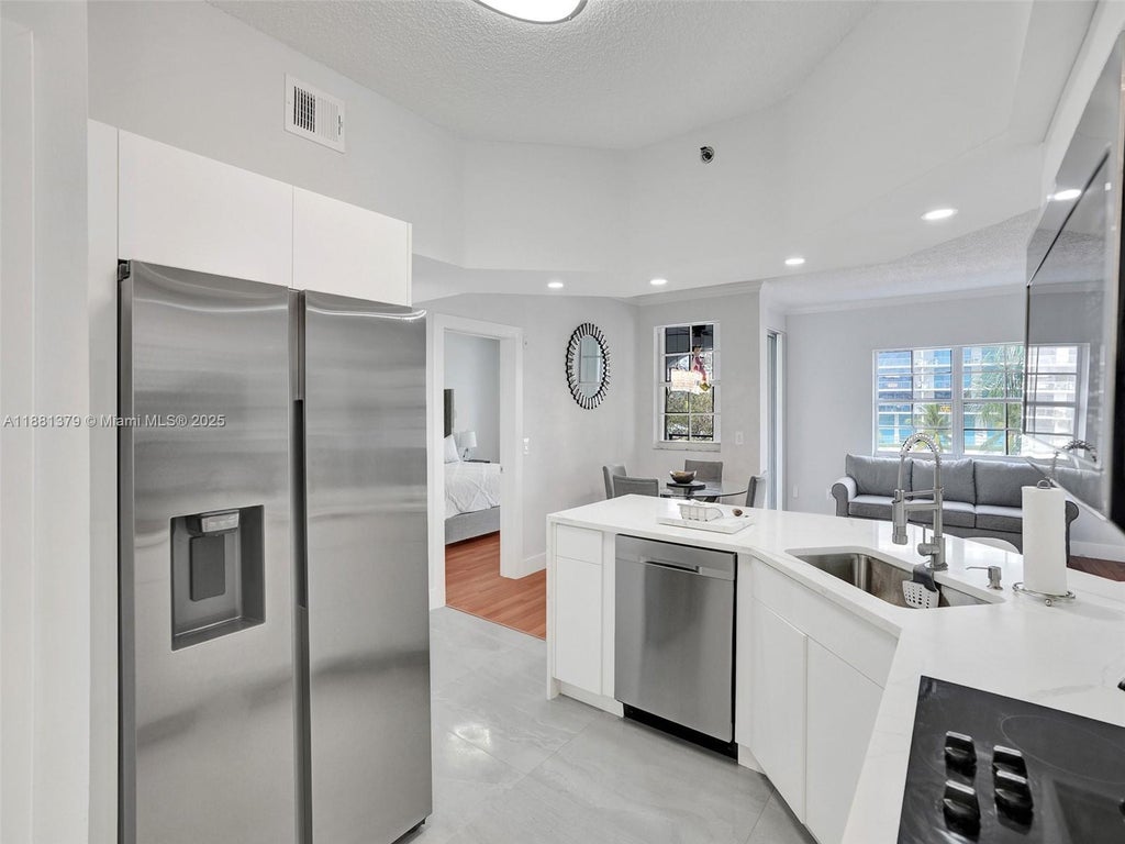 3245 Ne 184th St 13305, Aventura