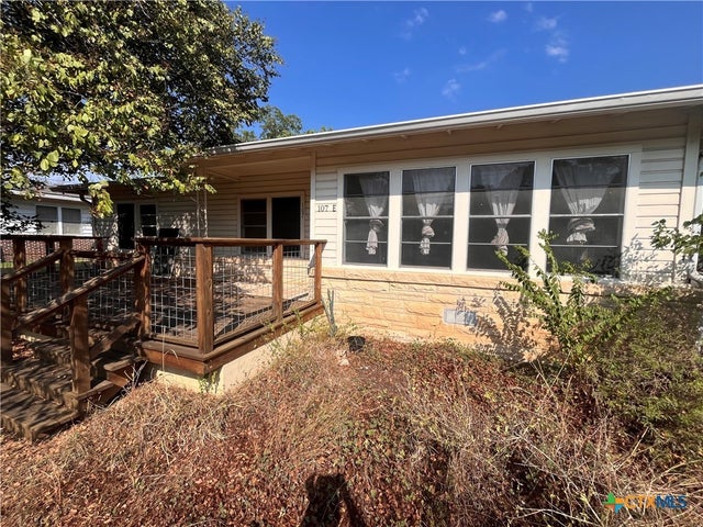 107 E Holland Street, San Marcos