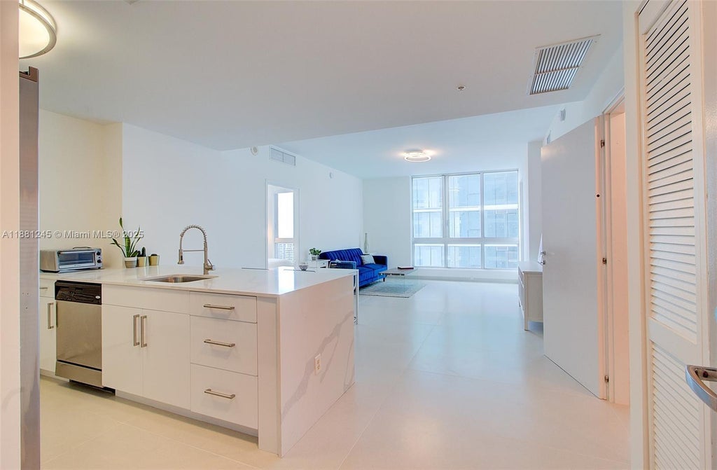 300 S Biscayne Blvd T-2104, Miami