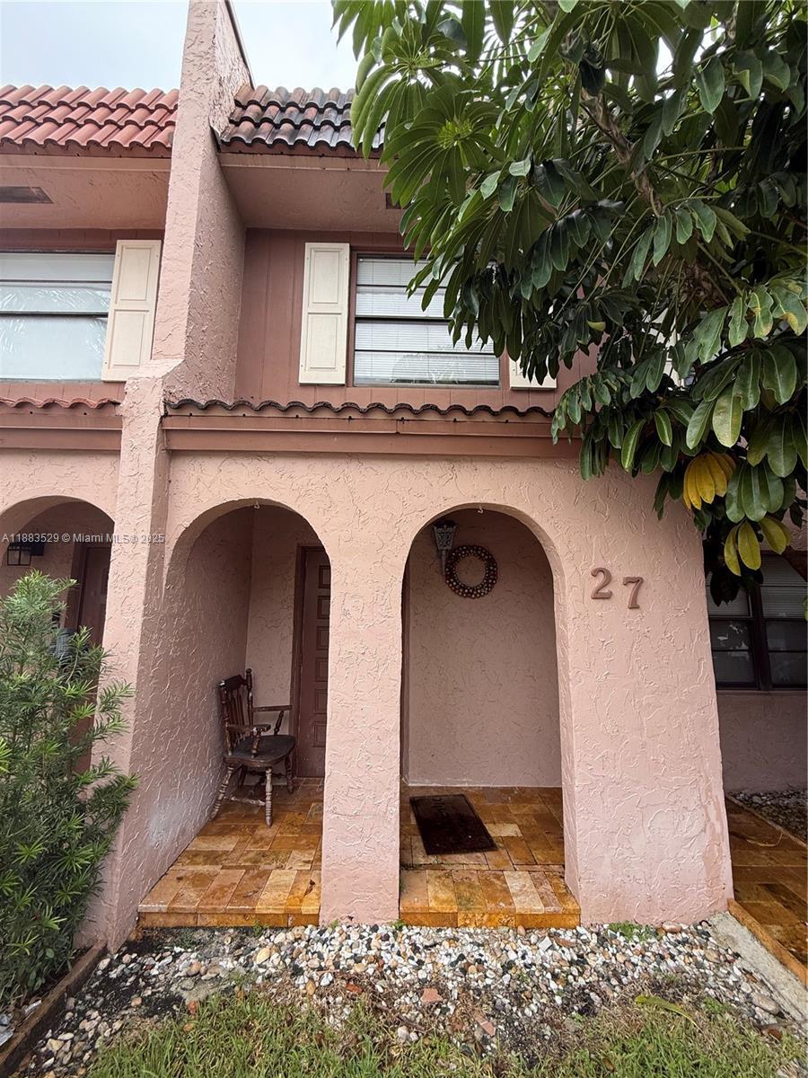27 Laredo Pl 6-3, Davie