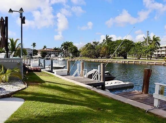 467 Golden Isles Dr 205, Hallandale Beach