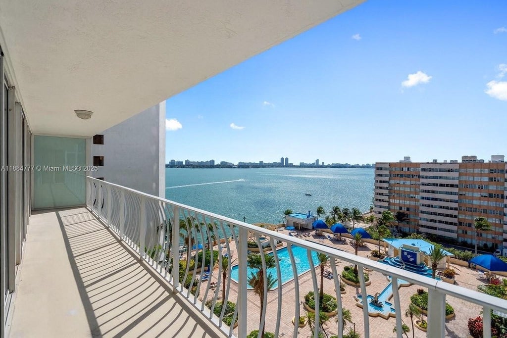 7601 E Treasure Dr 1123, North Bay Village