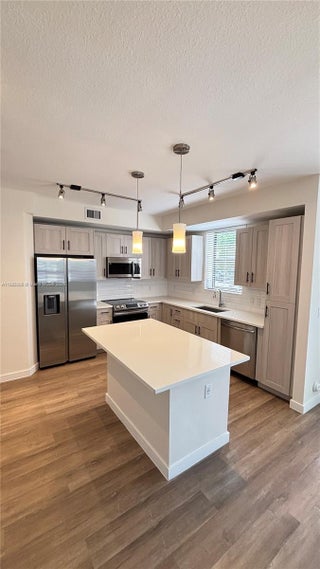 Photo of Listing #A11885006