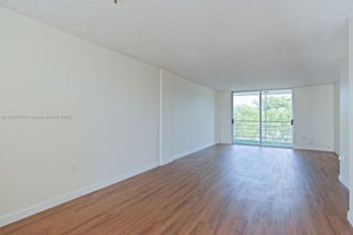 Photo of Listing #A11885024