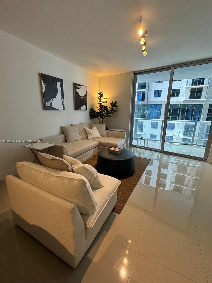 1010 Sw 2nd Ave 907, Miami