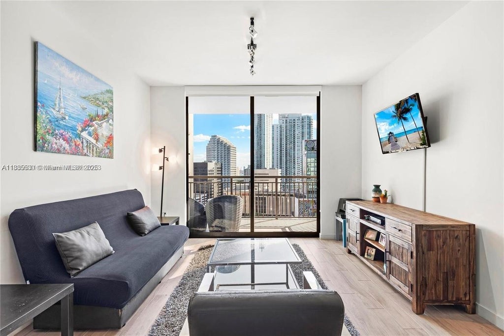 999 Sw 1st Ave 1811, Miami