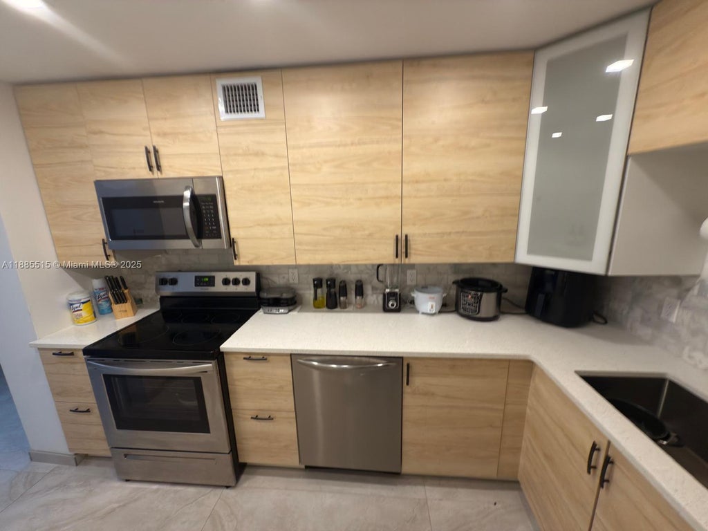 3113 S Ocean Dr 303, Hallandale Beach