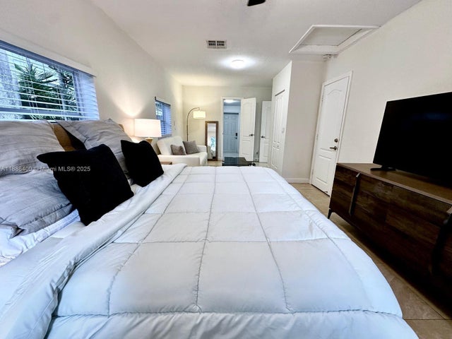 3 of 12 - 1419 Washington St, Hollywood, FL