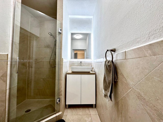 5 of 12 - 1419 Washington St, Hollywood, FL