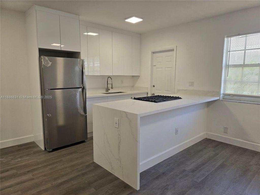 8000 Tatum Waterway Dr 5, Miami Beach