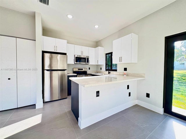 4 of 23 - 1005 Sw 25th Ave, Fort Lauderdale, FL