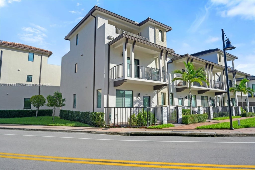 8387 Nw 43rd St, Doral