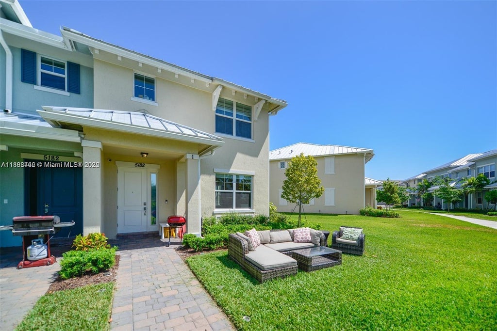 5182 Eucalyptus Dr 1, Hollywood