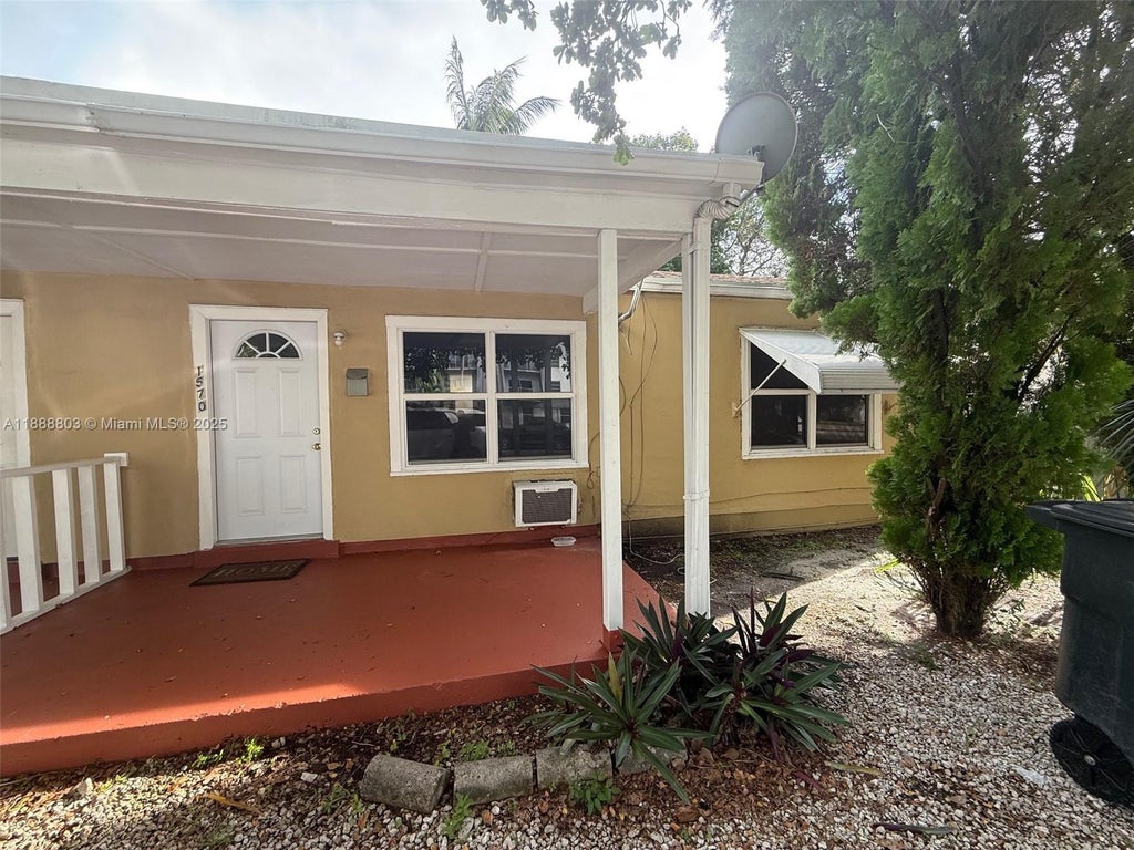 1572 Ne 135th St, North Miami