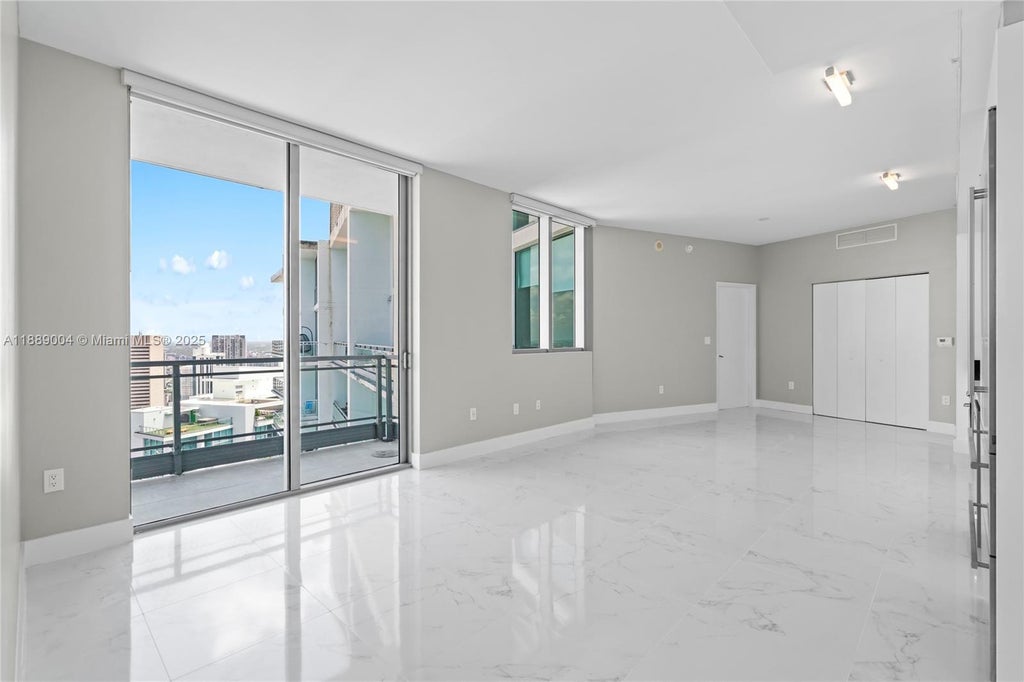 92 Sw 3rd St 5206, Miami