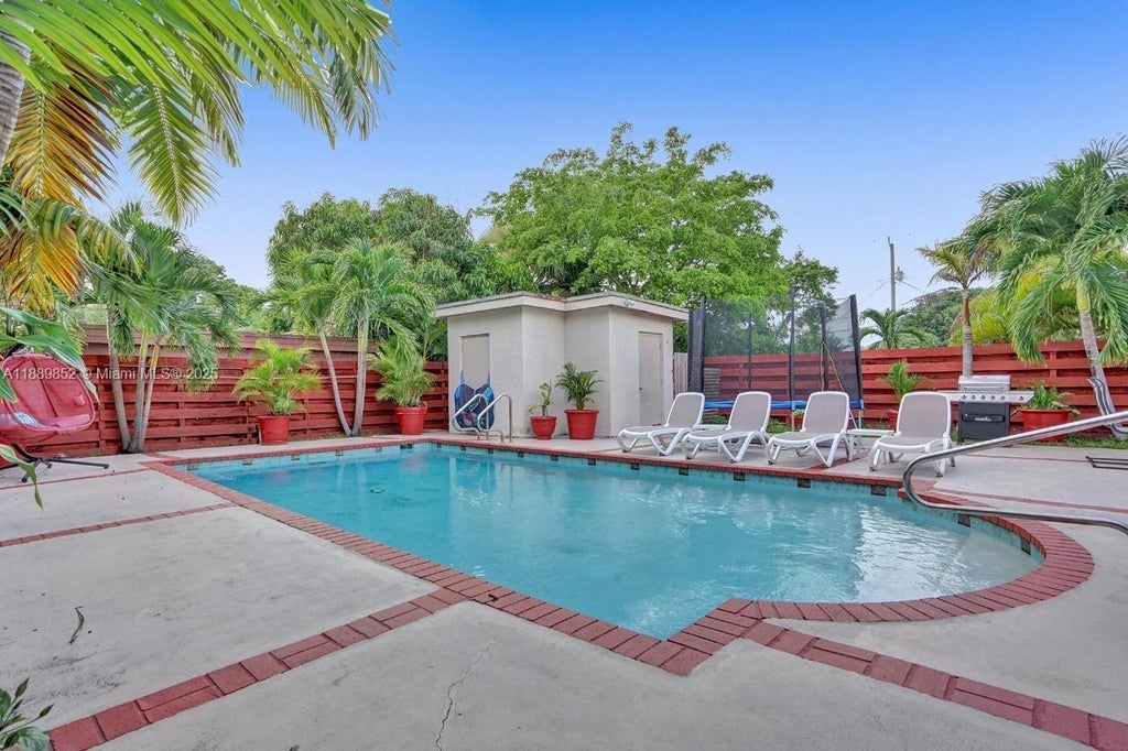 208 Sw 2nd Ave, Hallandale Beach