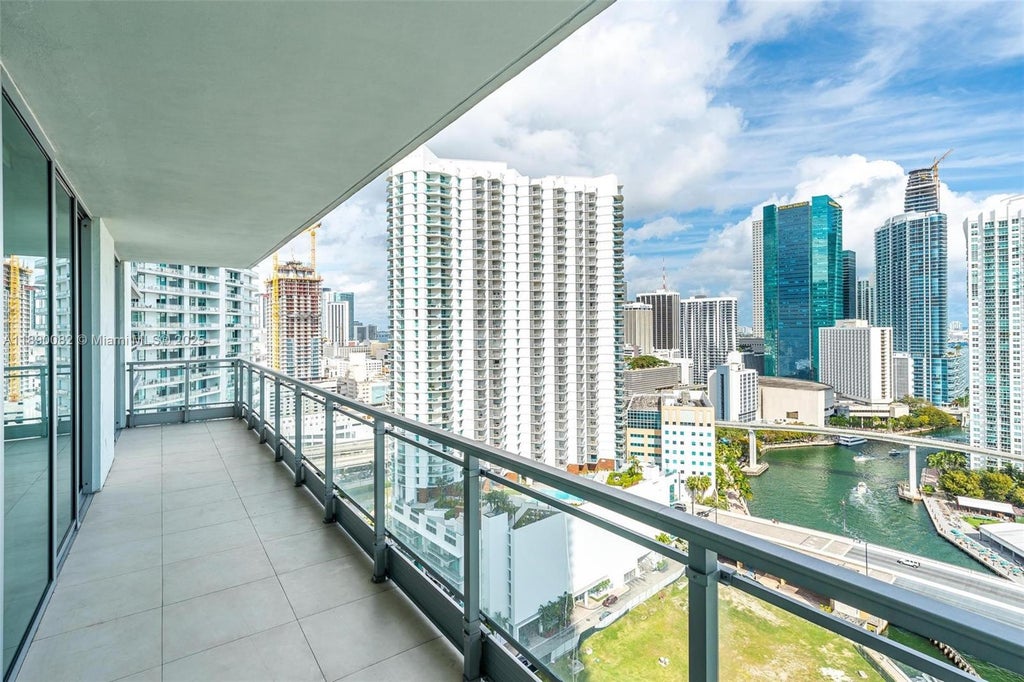 92 Sw 3rd St 2712, Miami