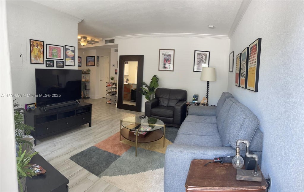 95 Edgewater Dr 104, Coral Gables