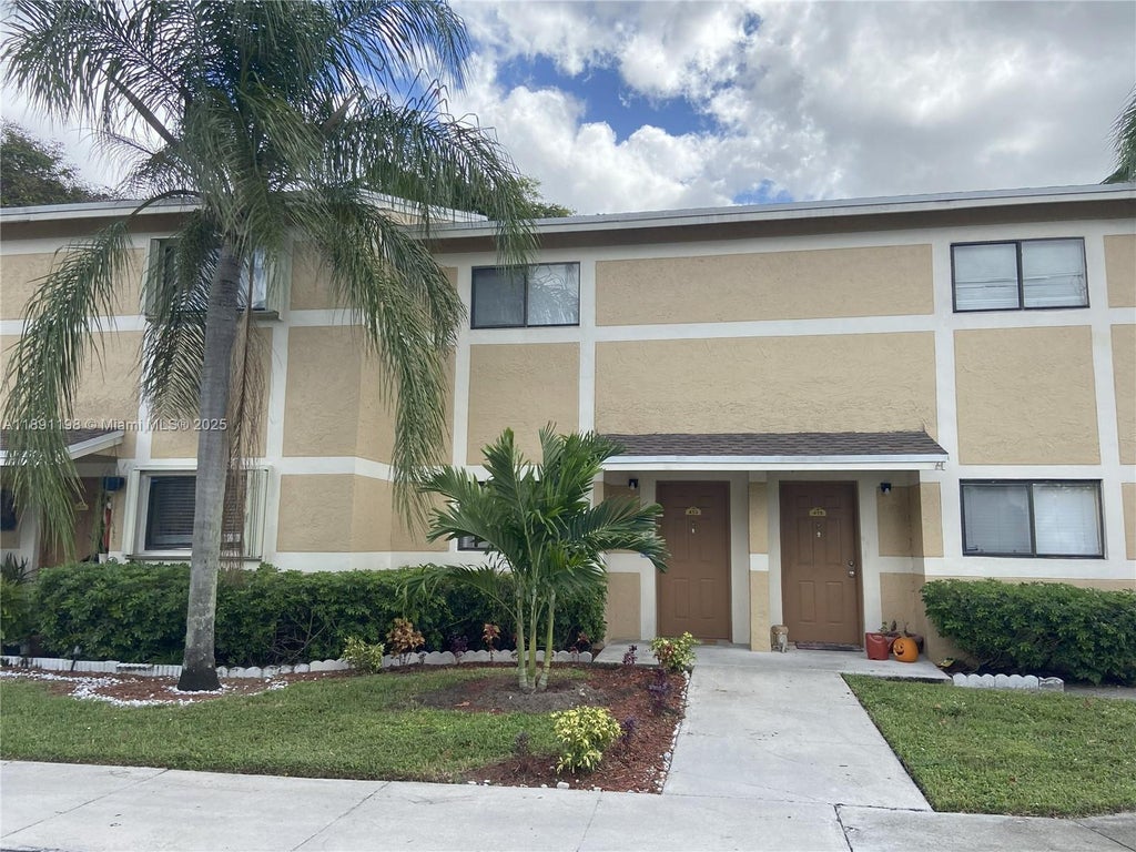 413 E Palm Cir E 1, Pembroke Pines