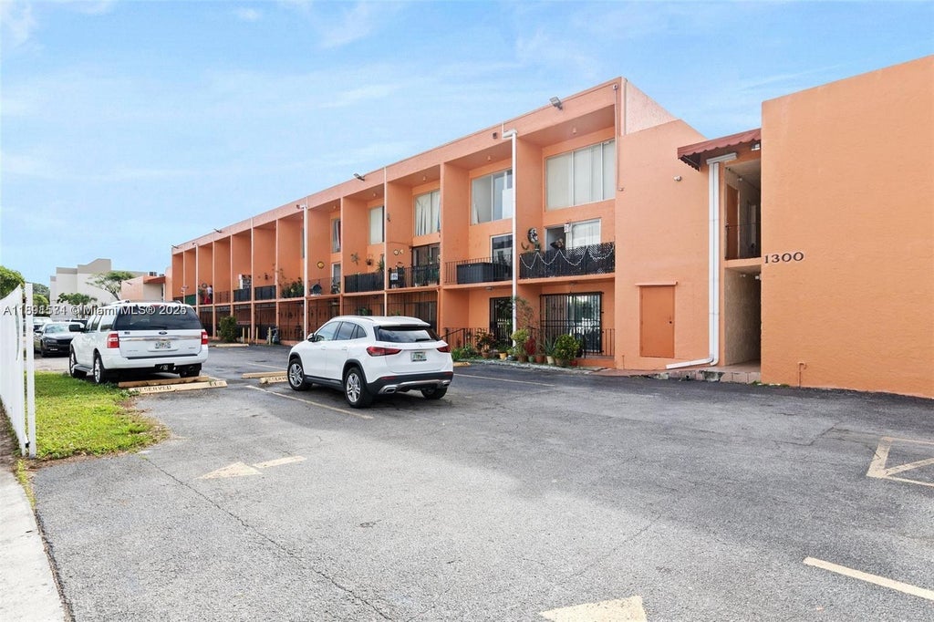 1300 W 47th Pl 223, Hialeah