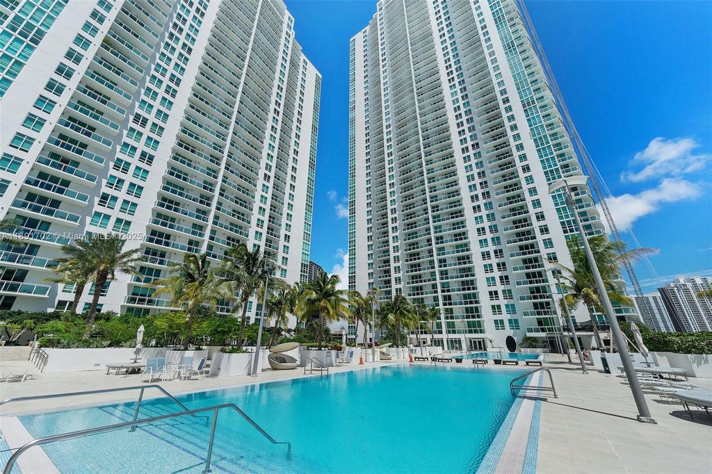 950 Brickell Bay Dr 1509, Miami