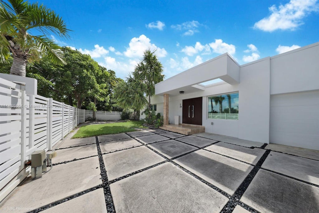 850 N Venetian Dr, Miami