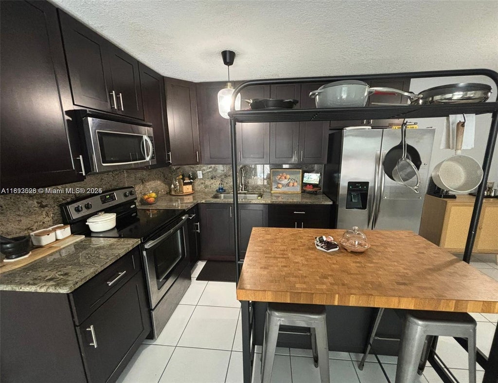 7208 Fairway Dr I17, Miami Lakes