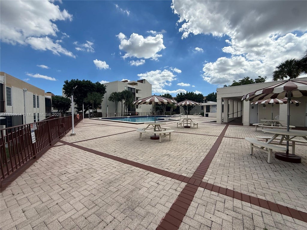 8860 Fontainebleau Blvd 305, Miami