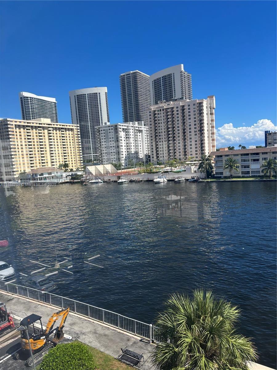 111 Golden Isles Dr D10, Hallandale Beach