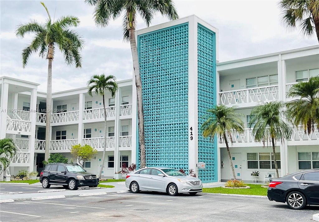 419 Golden Isles Dr 106, Hallandale Beach