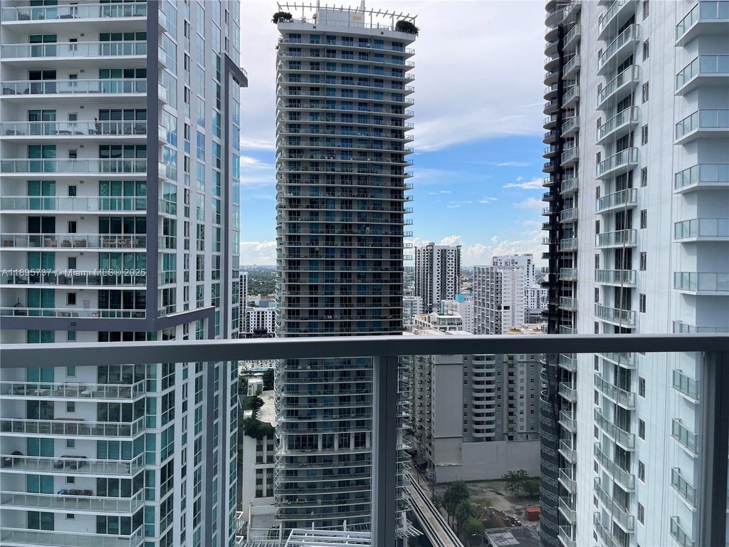 1060 Brickell Ave 2413, Miami