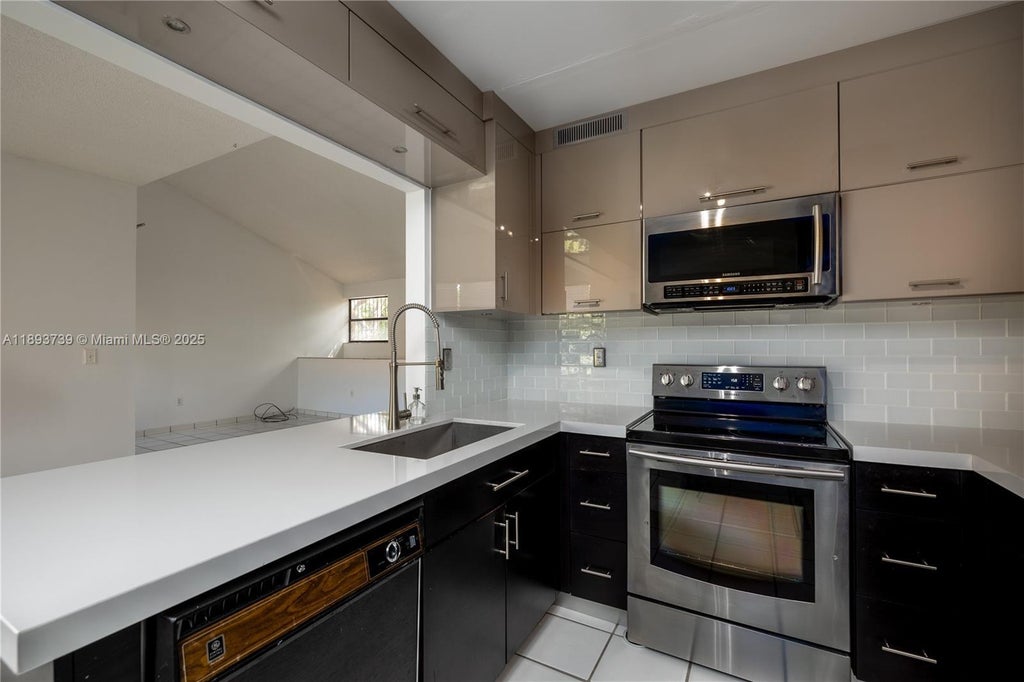 575 W Park Dr 206, Miami