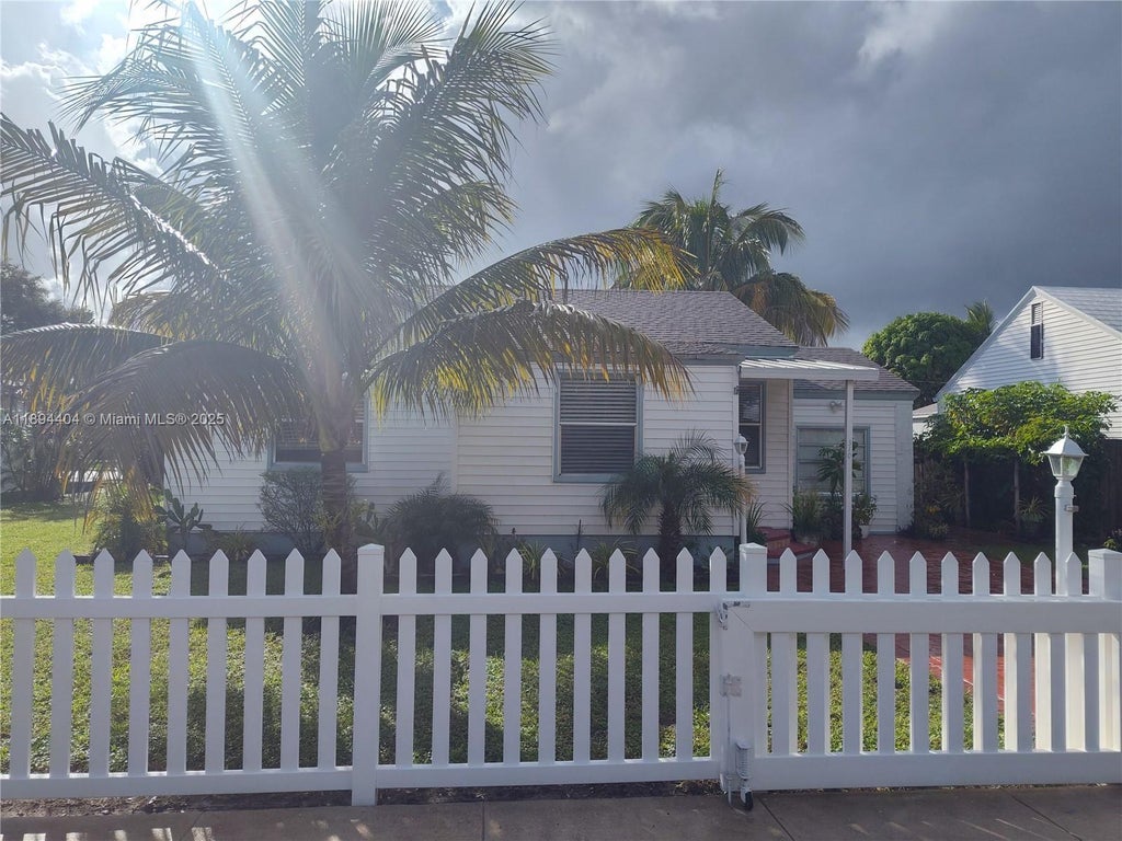 310 Sw 1st Ave, Dania Beach