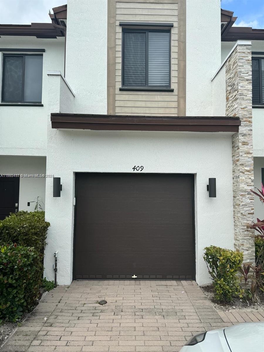 409 Ne 208th Ter 409, Miami