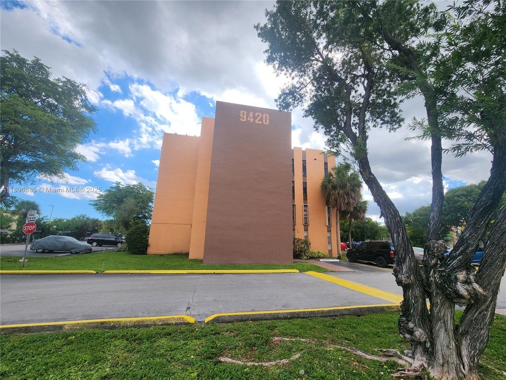 9420 W Flagler St 214, Miami