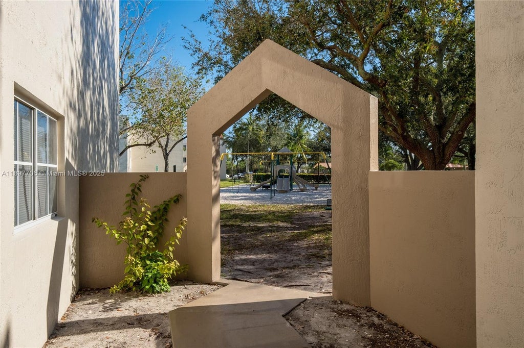 6065 Nw 186th St 306, Hialeah