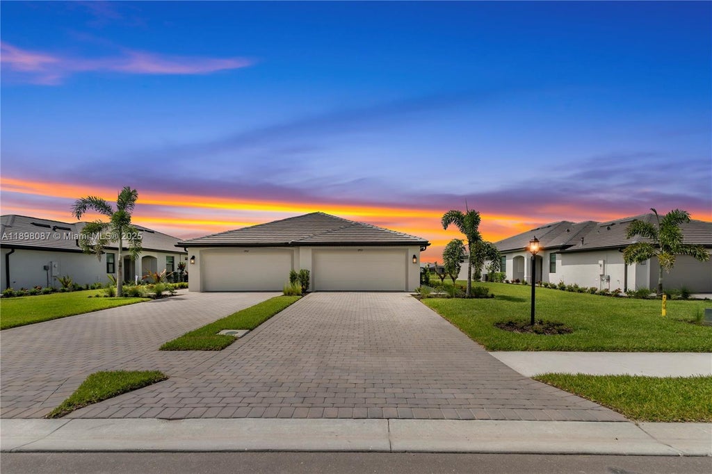 19553 Hinkley Dr 19553, Estero